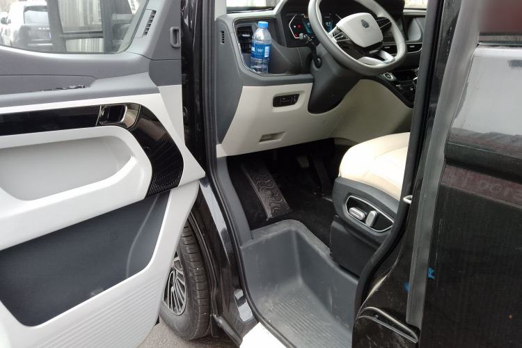 Used Sinotruk Pioneer V 2025 Multi-Function PRO Version 2.0T Automatic Short Wheelbase Low Roof Driver Seat