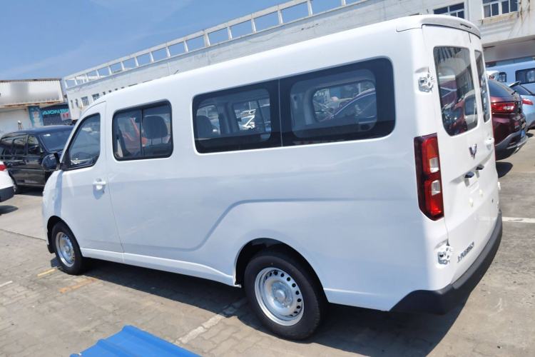 Used Wuling Yangguang 2024 300KM Comfort Version Passenger Van 75kW