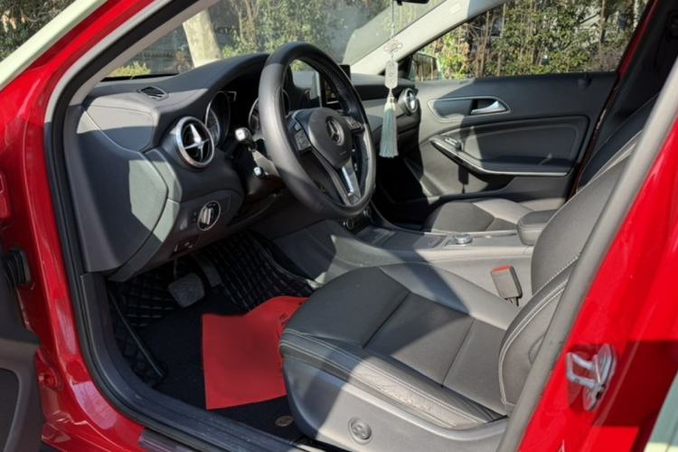 Used Mercedes-Benz GLA 2015 GLA 200 Fashion Model Left Front Seat