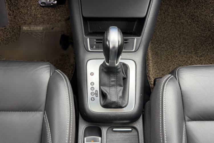 Used Volkswagen Tiguan 2017 300TSI Automatic Two-Wheel Drive Silk Road Comfort Edition Gear Lever