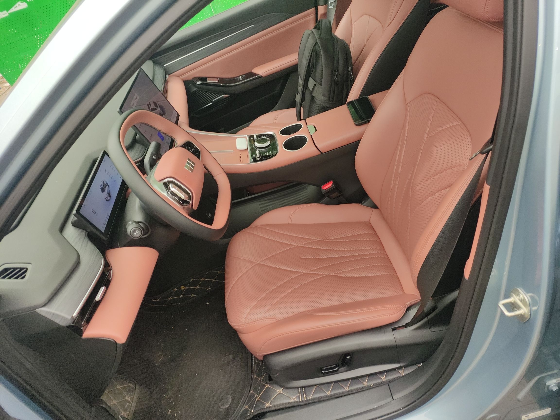 المقاعد الأمامية داخل السيارة