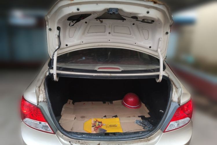 Used Hyundai Verna (older generation) 2010 Sedan 1.4L Manual Comfort GS Trunk