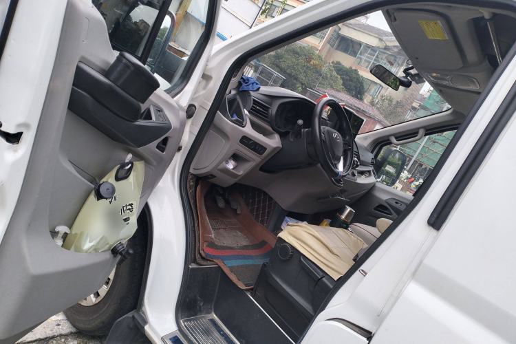 Used SAIC MAXUS Xintu V90 2020 2.0T Manual Yunjie Version Front-Wheel Drive with Single Rear Tire Short Wheelbase High-Roof Design 6-Seater
