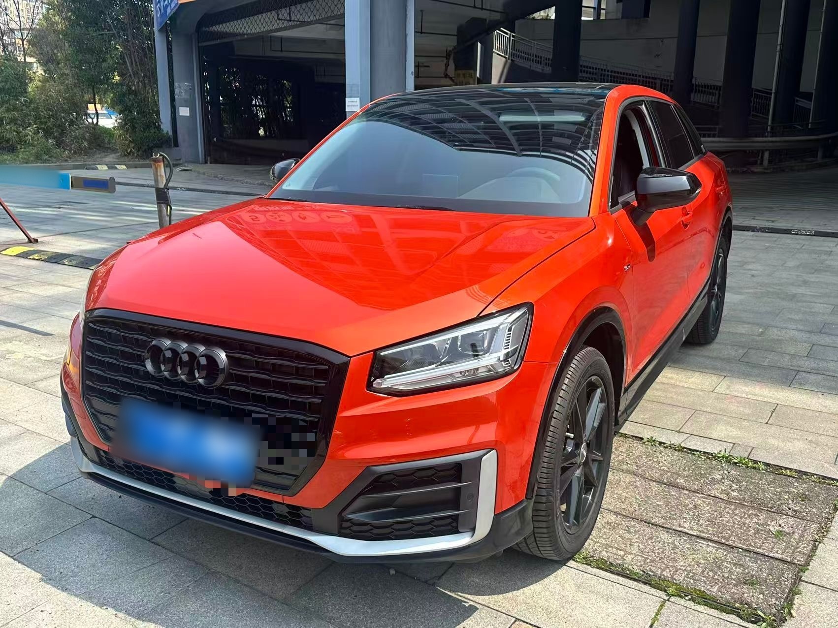 Под передней частью автомобиля