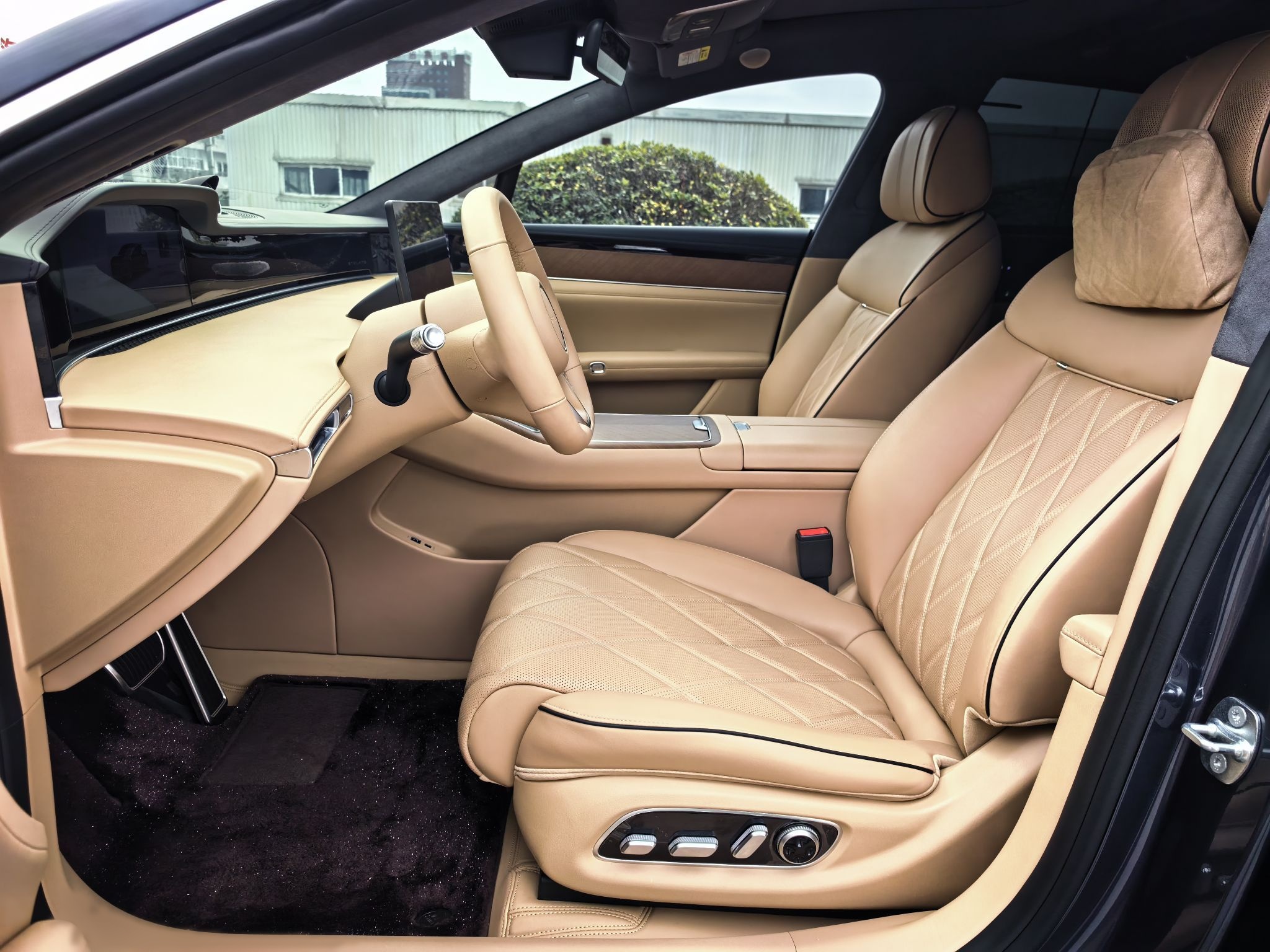 المقاعد الأمامية داخل السيارة