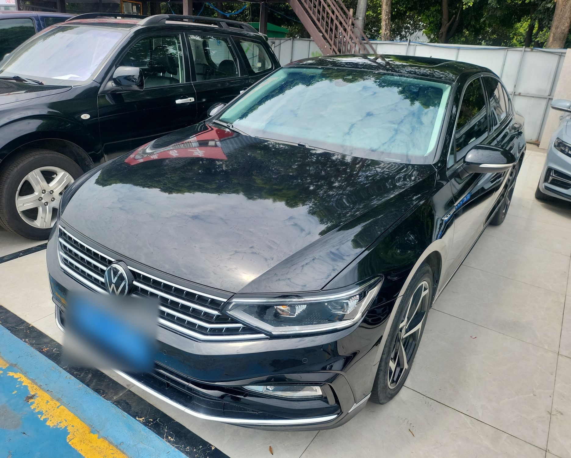 Под передней частью автомобиля