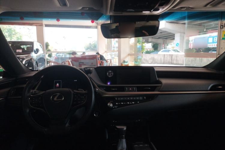 Used Lexus ES 2020 300h Premier Edition
