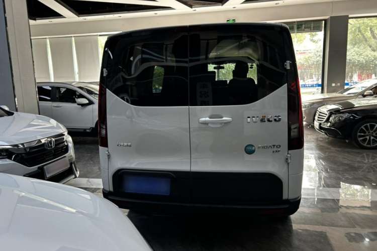 Used Iveco Fidato 2023 C30 Passenger Van 2.0T 93kW Manual Transmission Xingtu Edition Low Roof
