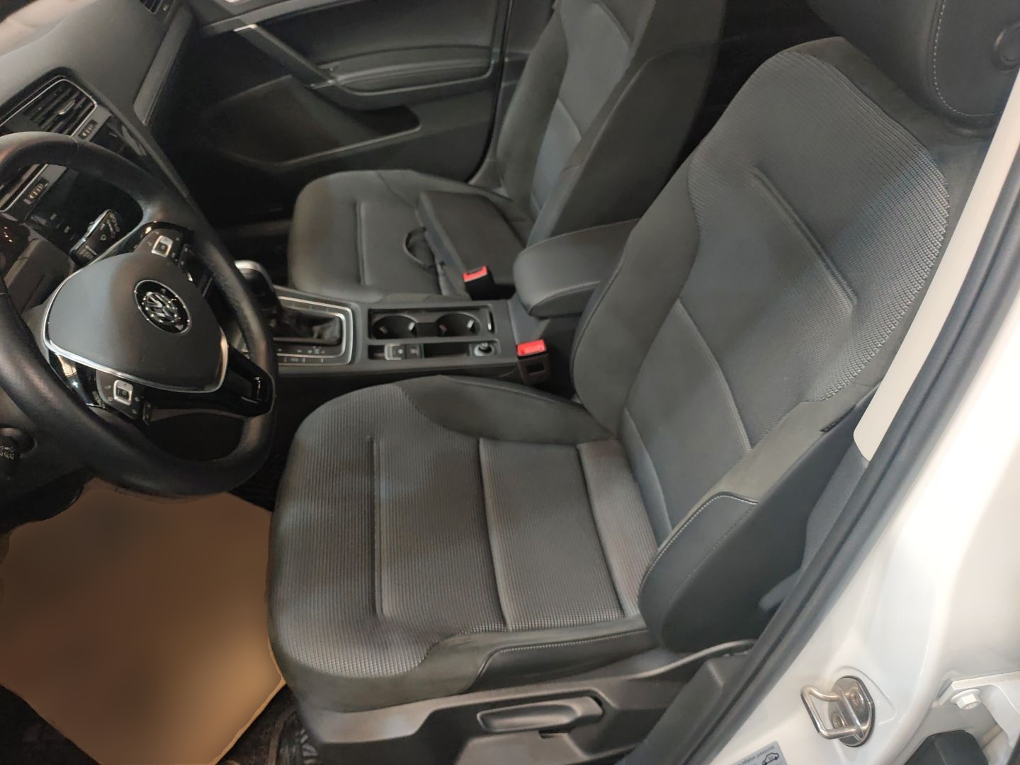 Переднее сиденье в автомобиле