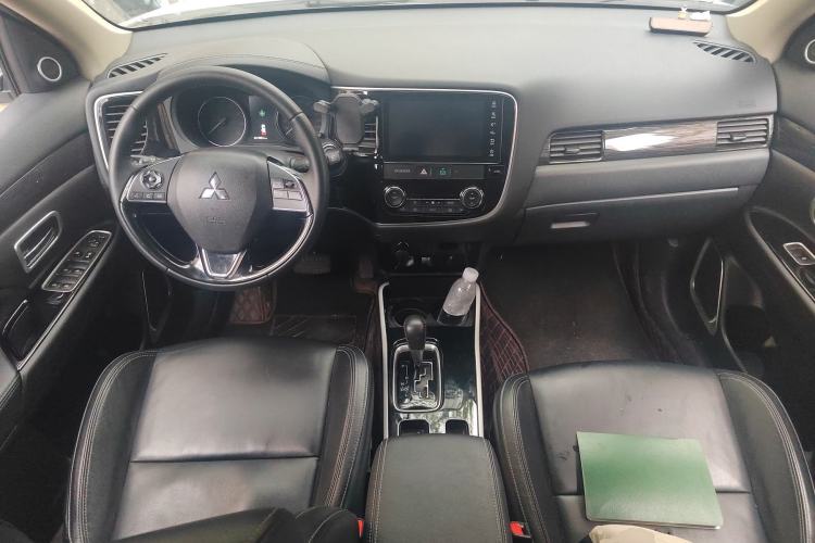 Used Mitsubishi Outlander 2019 2.0L Two-Wheel Drive Comfort Edition 5 Seats China VI Standard Center Console