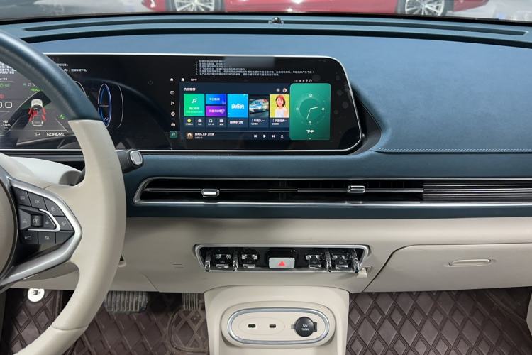 Used ORA Good Cat 2023 401 km Standard Range Luxury Version Lithium Iron Phosphate
