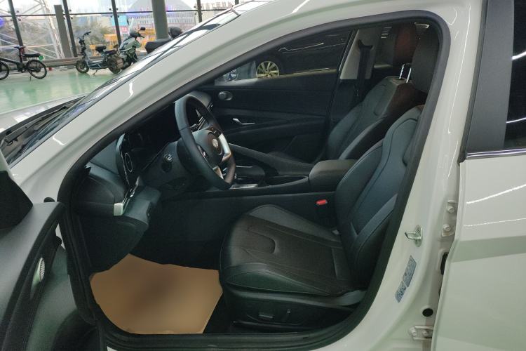 Used Hyundai Elantra 2023 1.5L CVT LUX Prestige Edition
