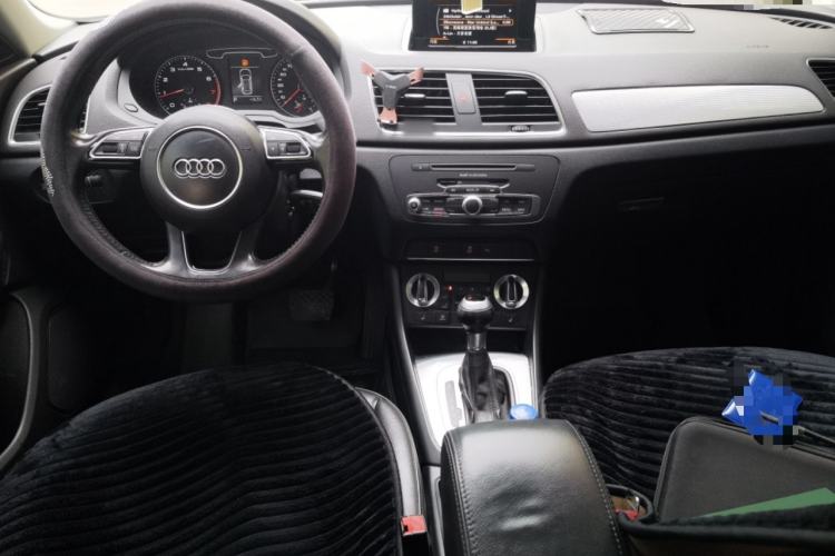 Used Audi Q3 2015 35 TFSI Comfort Model Center Console