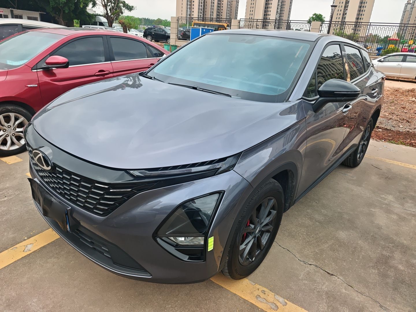 تحت مقدمة السيارة