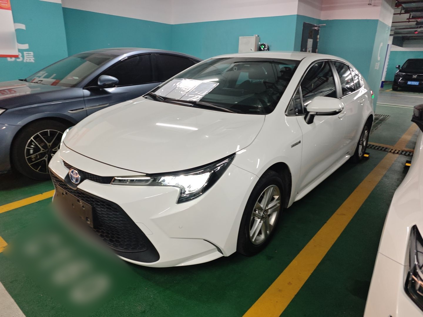 Под передней частью автомобиля