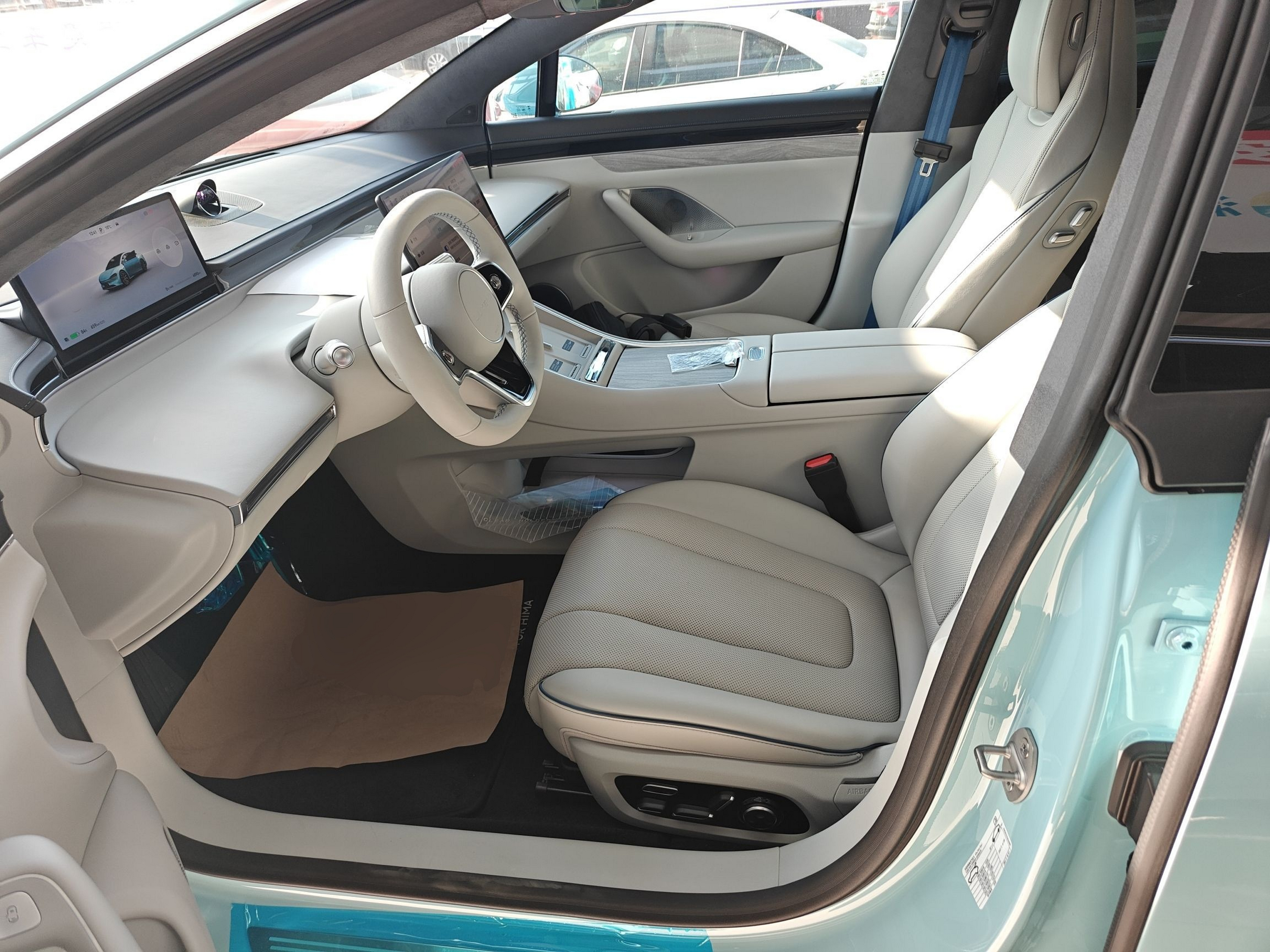 المقاعد الأمامية داخل السيارة