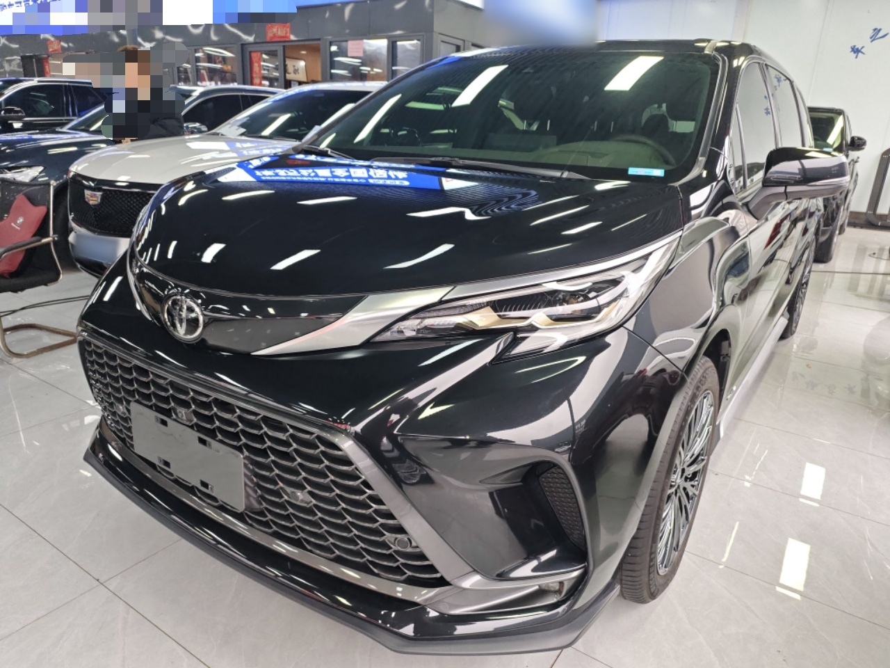 تحت مقدمة السيارة