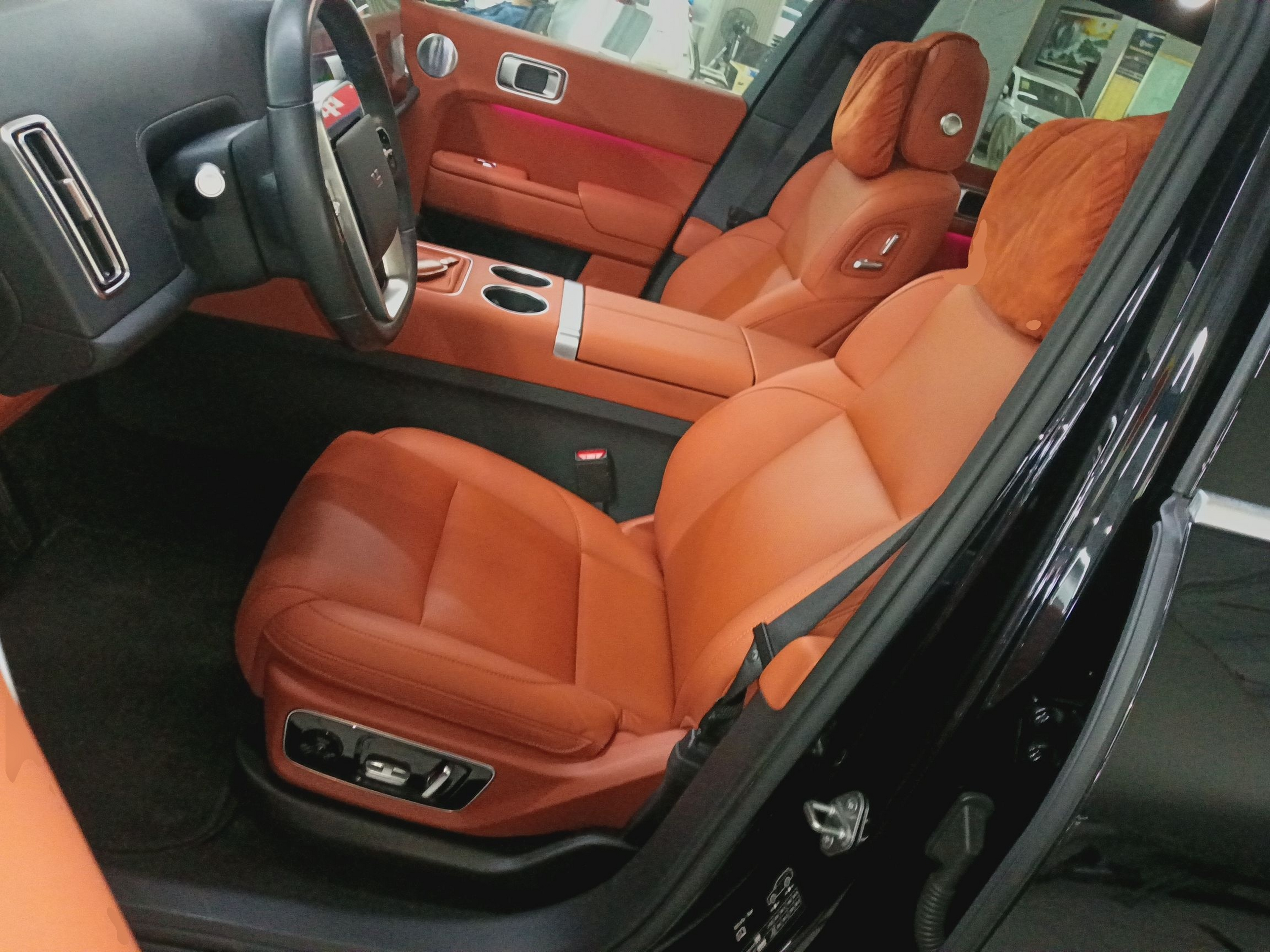 المقاعد الأمامية داخل السيارة