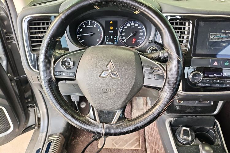 Used Mitsubishi Outlander 2020 2.0L Two-Wheel Drive Comfort Edition 7-Seater Steering Wheel