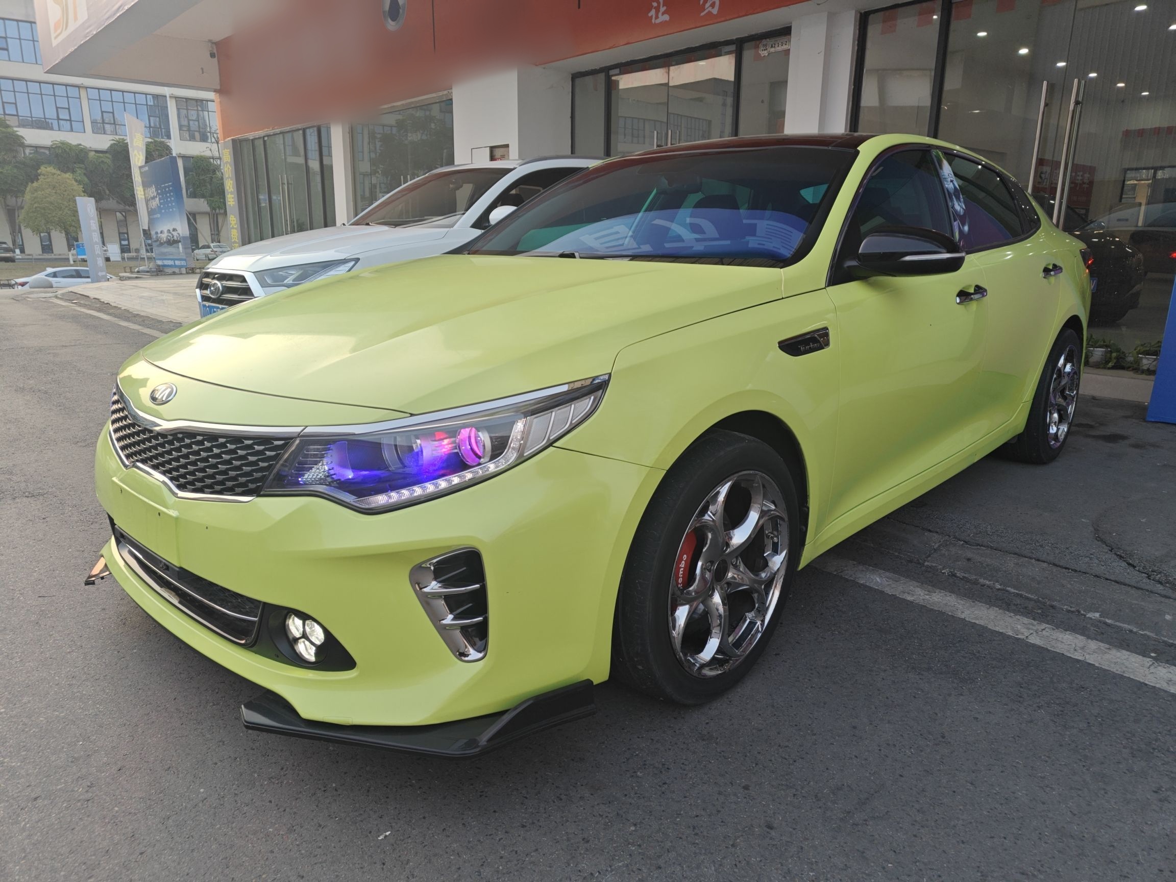 Под передней частью автомобиля