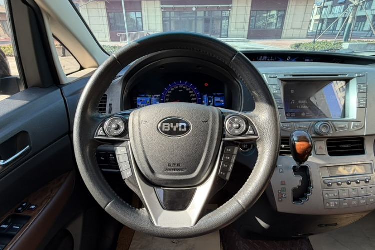 Used BYD M6 2015 2.4L Automatic Luxury Model
