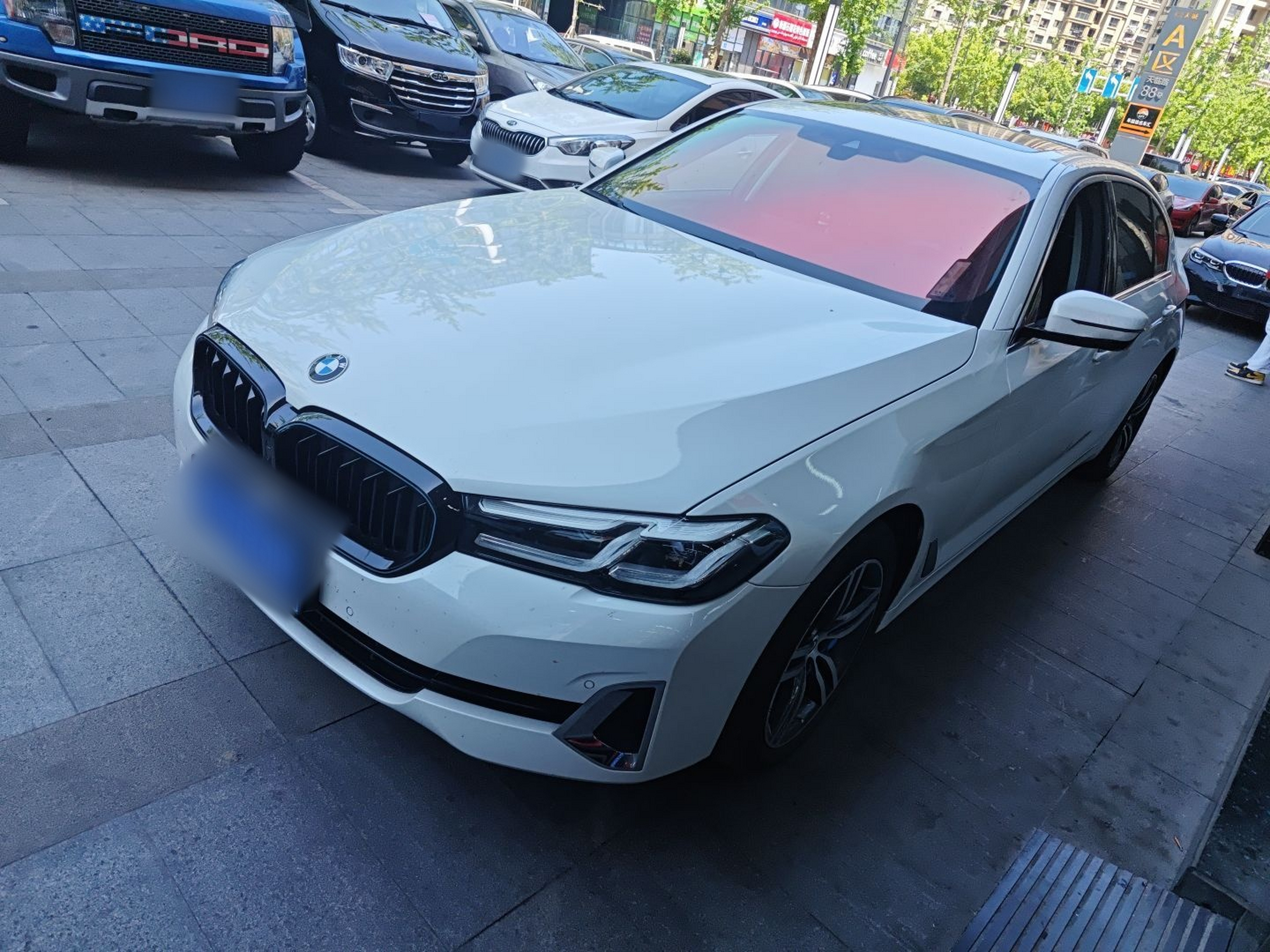 Под передней частью автомобиля