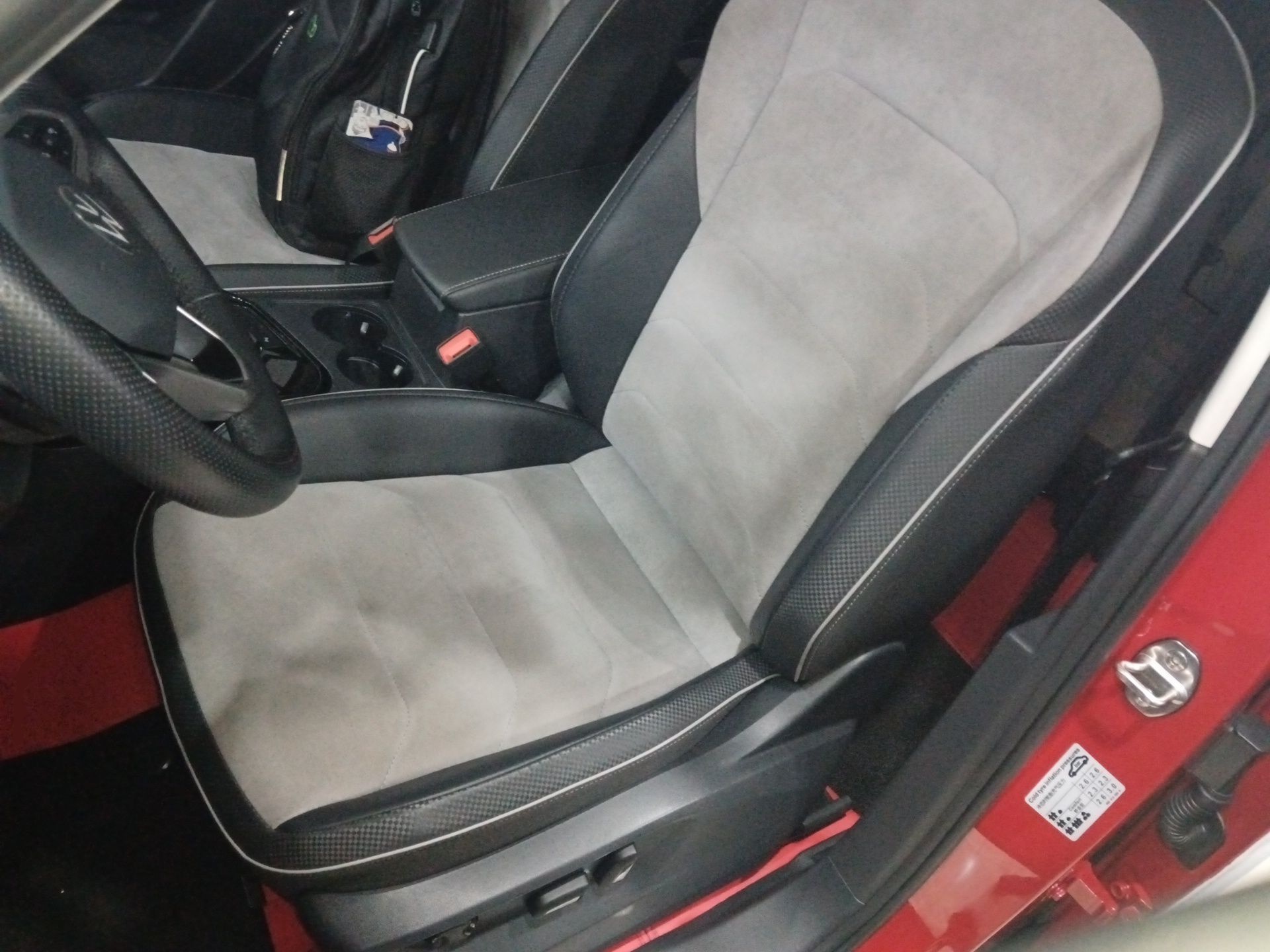 المقاعد الأمامية داخل السيارة