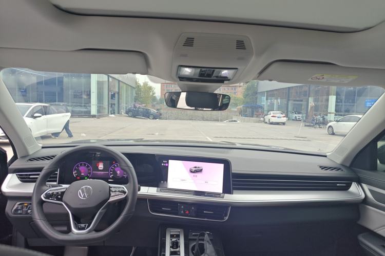 Used Volkswagen Tavendor 2024 380TSI All-Wheel Drive R-Line Cruise Edition Center Console