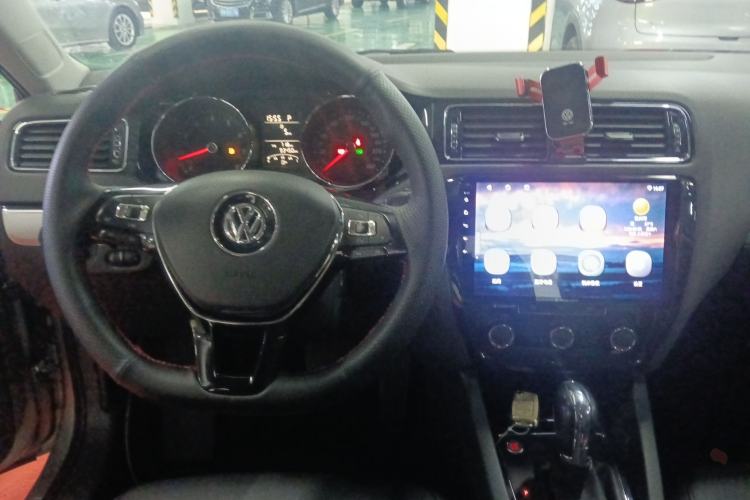 Used Volkswagen Sagitar 2018 1.6L Automatic Comfort Model Center Console