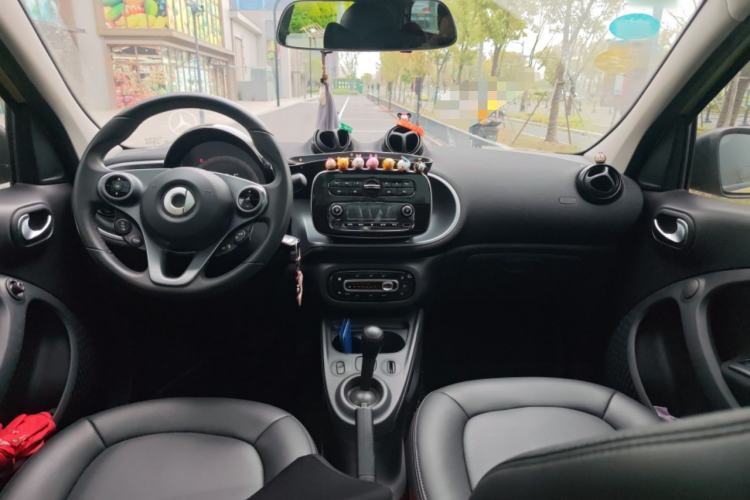Used smart forfour 2016 1.0L 52 kW Passion Edition Center Console