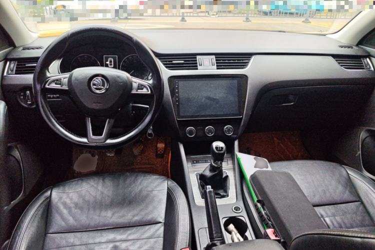 Used Skoda Octavia 2016 1.6L Manual Smart Drive Version Center Console
