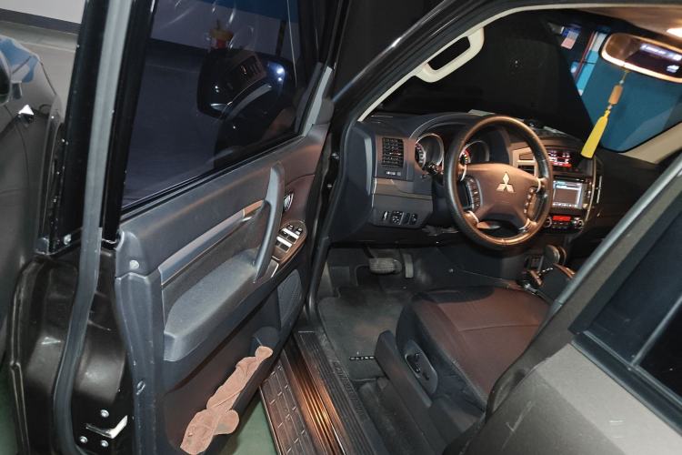 Used Mitsubishi Pajero 2015 3.0L Automatic Luxury Version China IV Standard