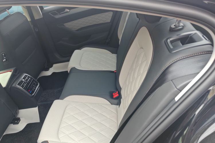 Used Volkswagen Magotan 2024 2 Million Units Zhongxiang Version 330TSI DSG Luxury Edition
