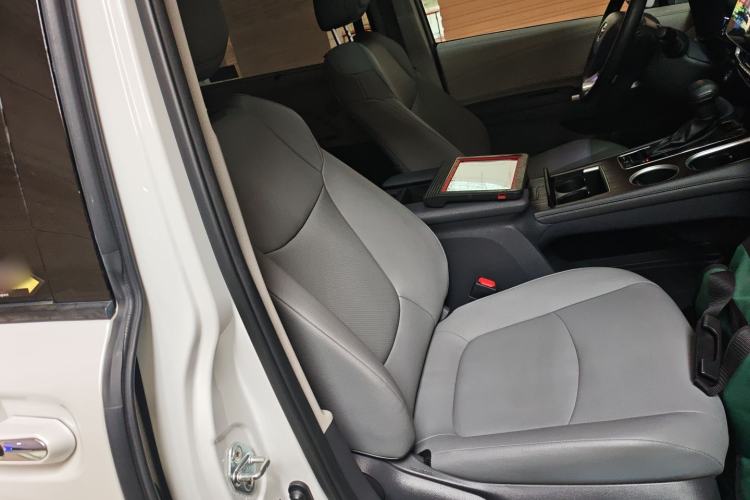 Used Toyota Granvia 2023 2.5L Hybrid Luxury Edition Right Front Seat