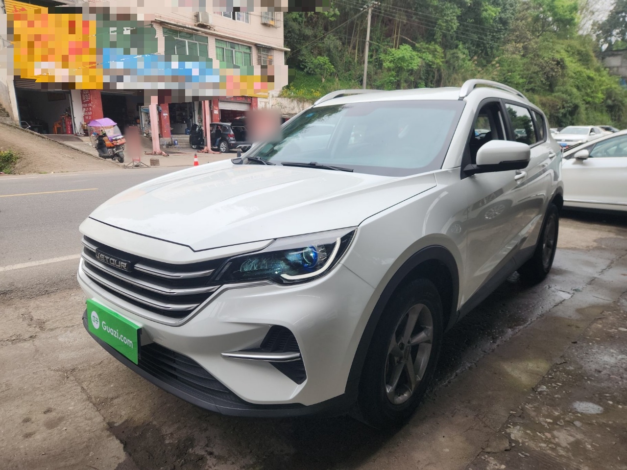 تحت مقدمة السيارة