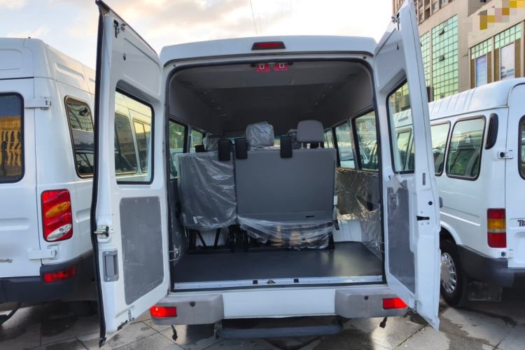 Used Iveco Daily 2021 2.5T A40 M1 Passenger Van 5-9 Seats Long Wheelbase Mid-Roof Design Dual Tires Manual Doors