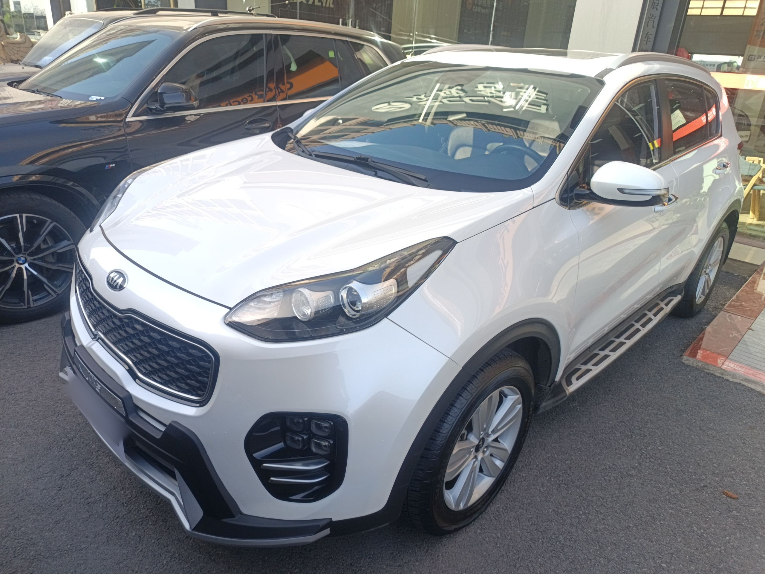 تحت مقدمة السيارة