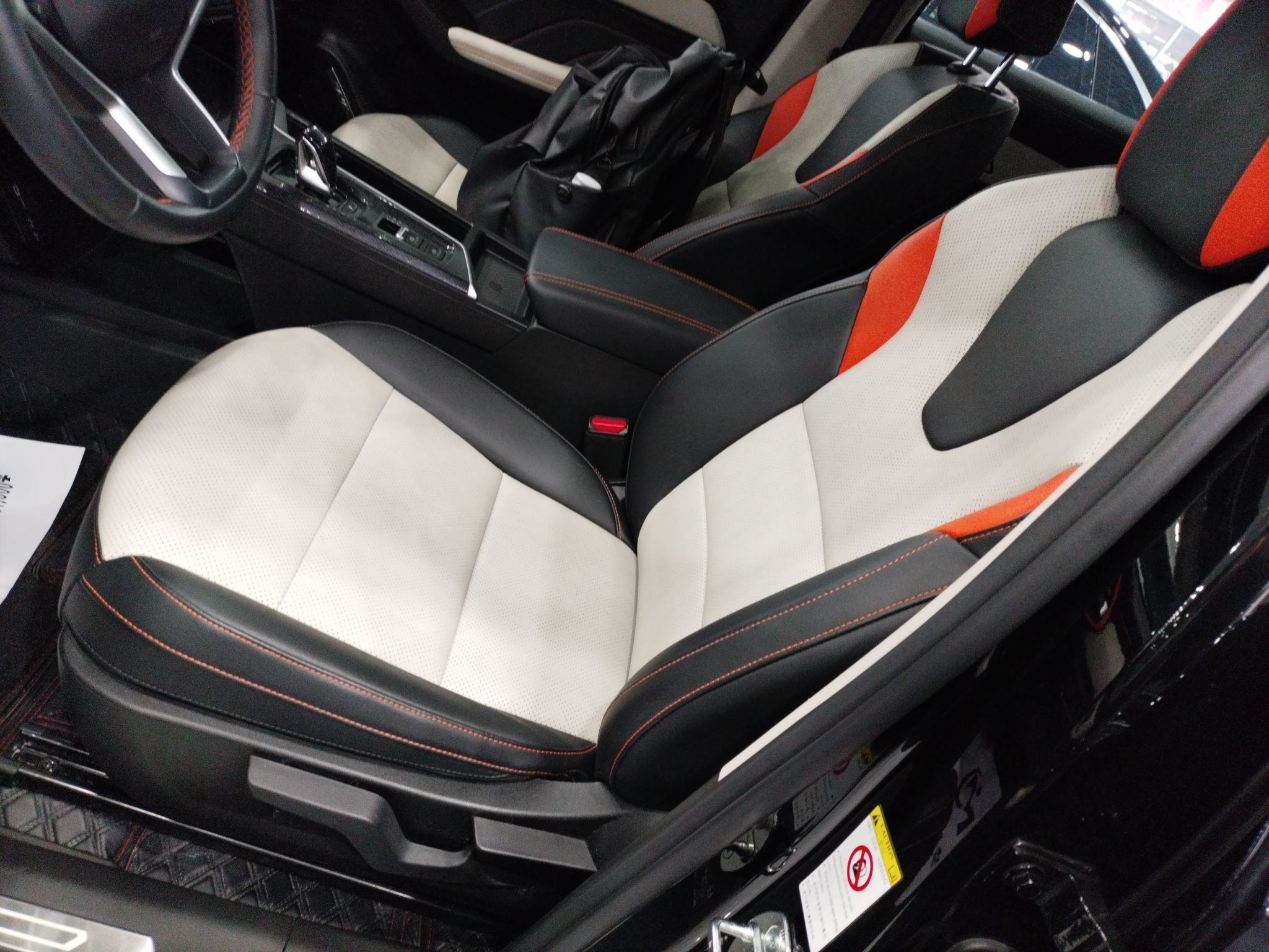 Переднее сиденье в автомобиле