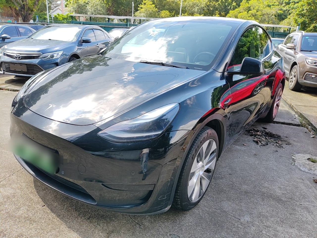 Под передней частью автомобиля