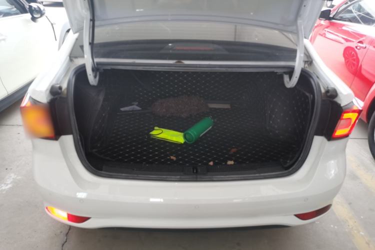 Used Roewe i5 2020 1.5L Automatic 4G Connect Luxury Flagship Edition Trunk