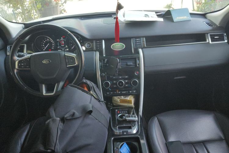 Used Land Rover Discovery Sport 2018 240 PS SE Version Center Console