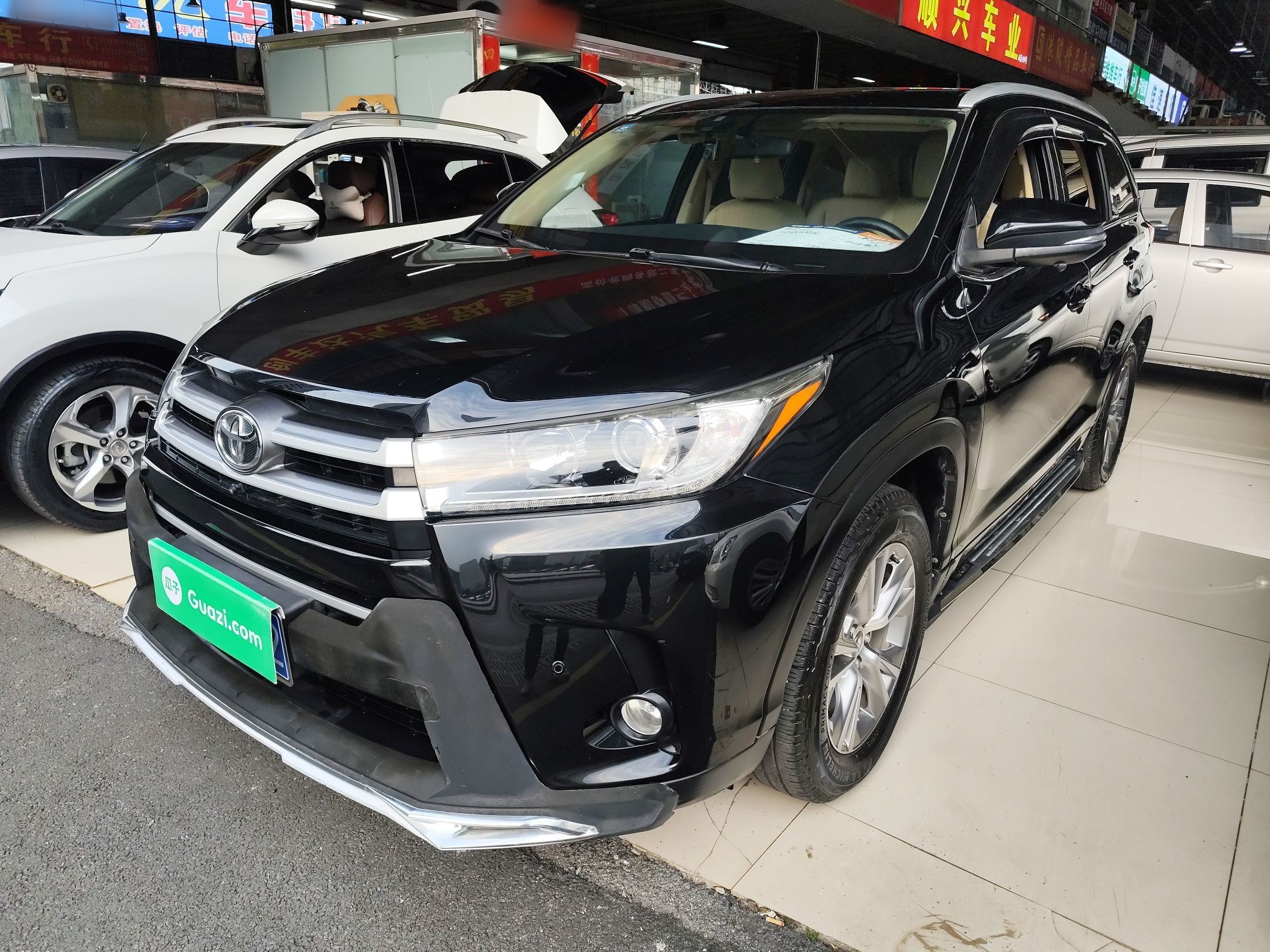 تحت مقدمة السيارة