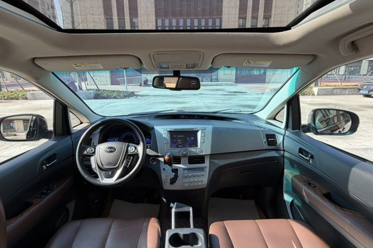 Used BYD M6 2015 2.4L Automatic Luxury Model
