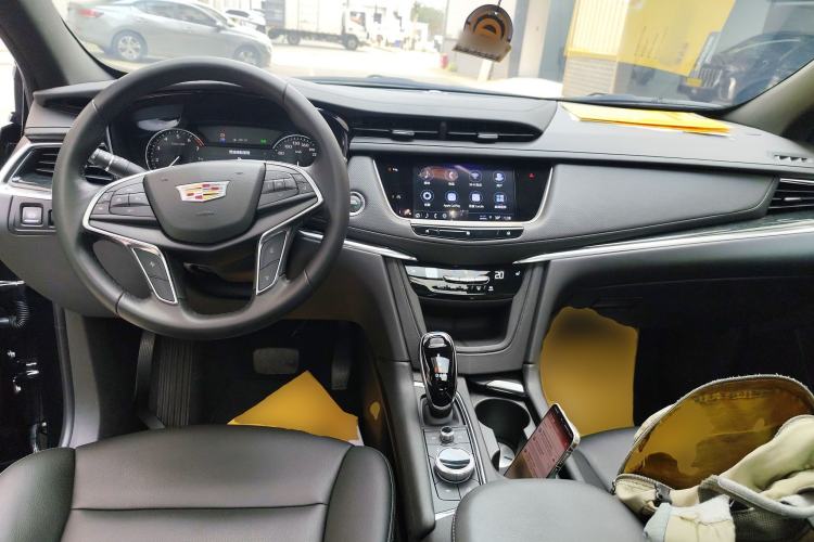 Used Cadillac XT5 2021 2.0T Two-Wheel Drive Luxury Version Center Console