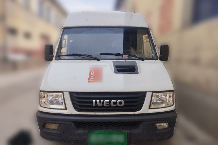 Used Iveco Daily 2021 2.8T V40 VAN厢式 Cargo Van 3-Seater Long Wheelbase Mid-Roof Design Dual Tires Manual Door

