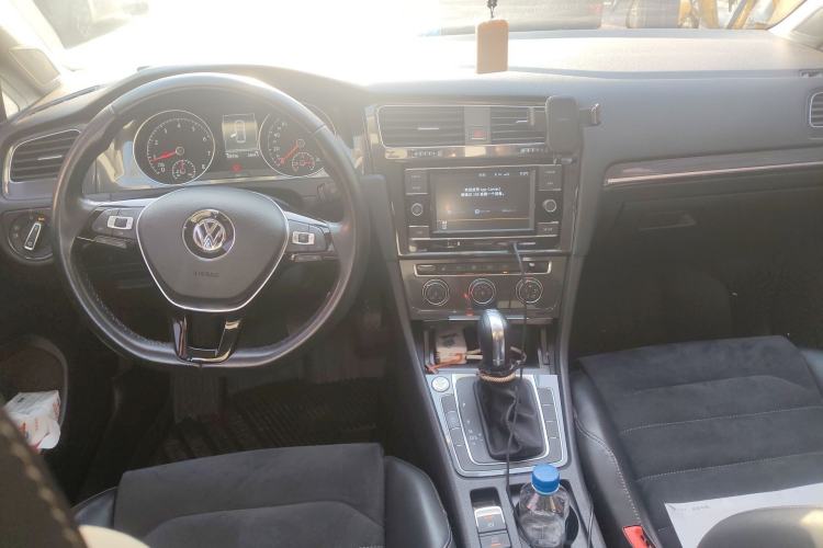 Used Volkswagen Golf 2018 230TSI Automatic Luxury Version Center Console