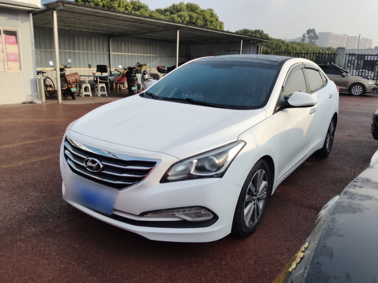 تحت مقدمة السيارة