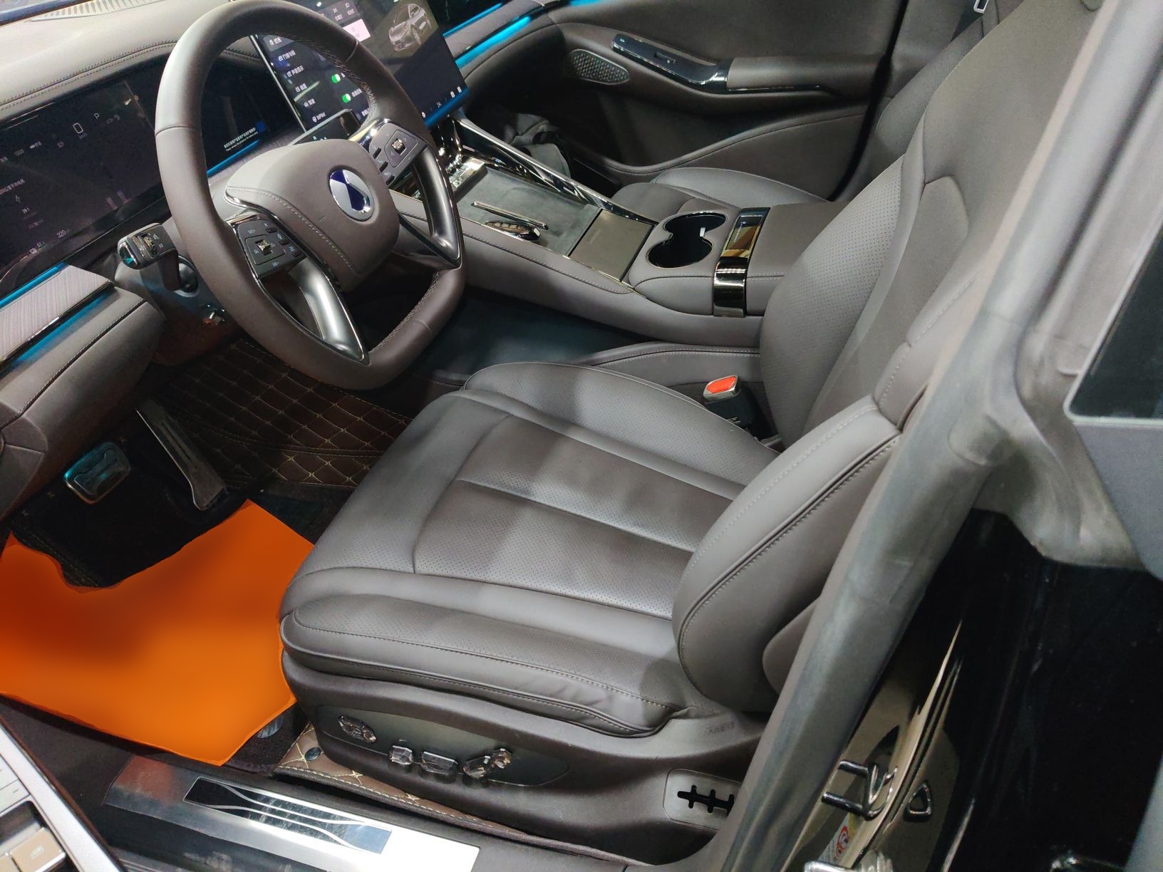 Переднее сиденье в автомобиле