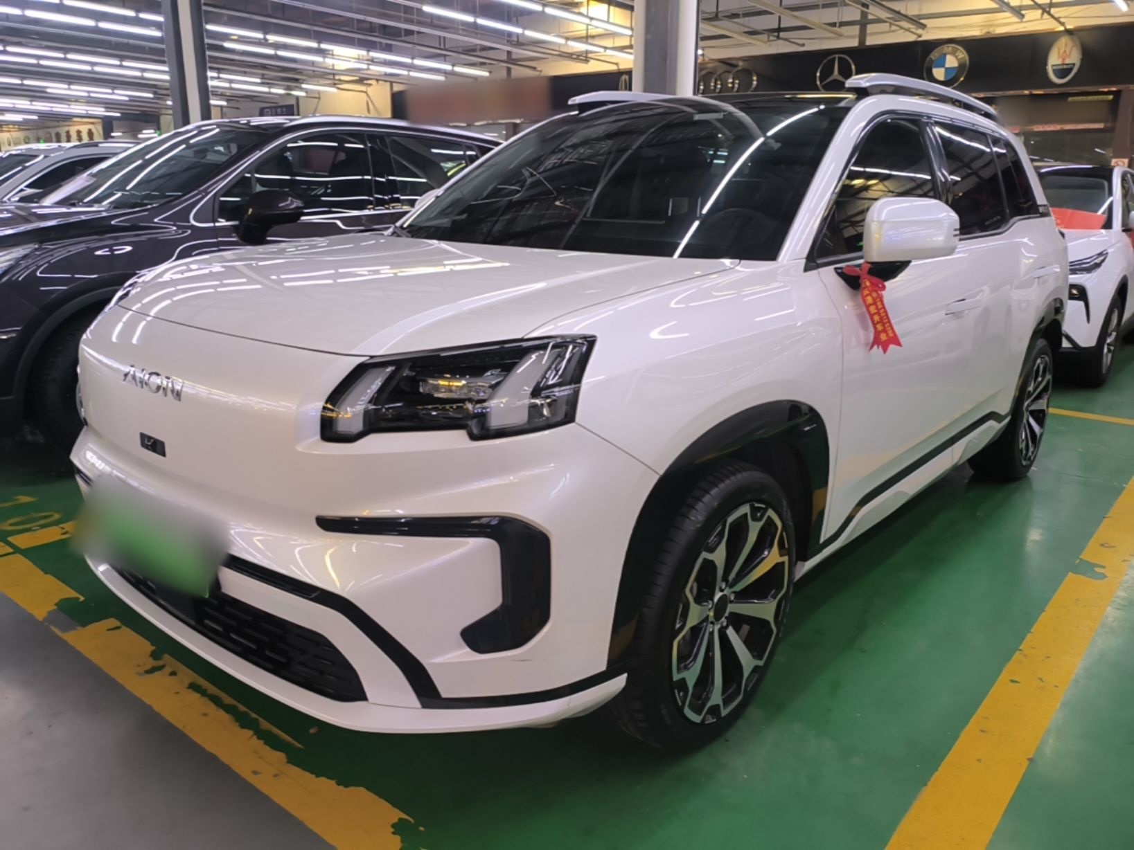 Под передней частью автомобиля