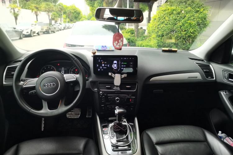 Used Audi Q5 2017 Plus 40 TFSI Ambition Model Center Console